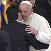Partita per la Pace: Maradona abbraccia il Papa