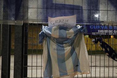 Napoli piange Maradona: le foto